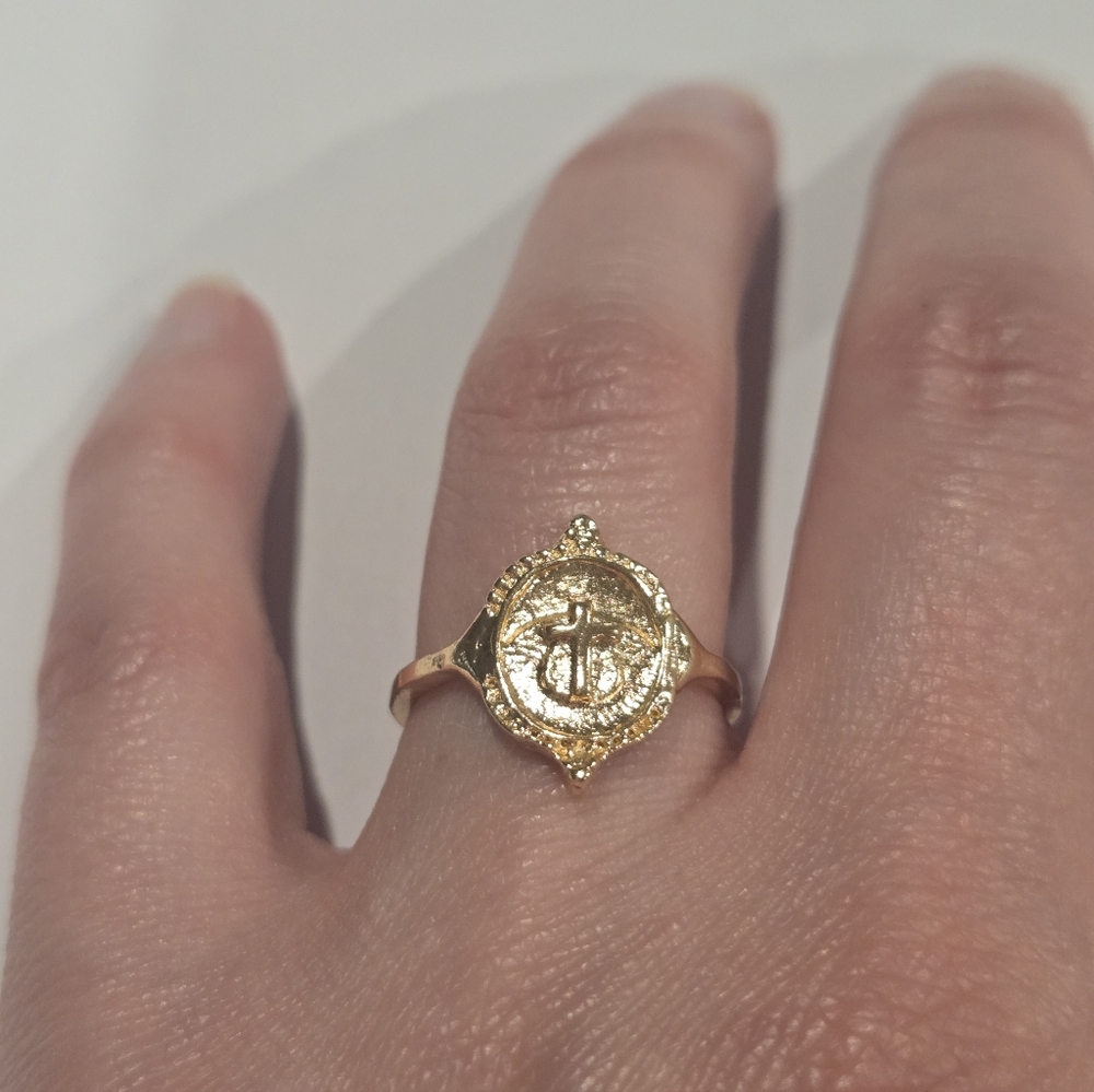 Womens Gold Tone Stamped Cross Ring Nwot